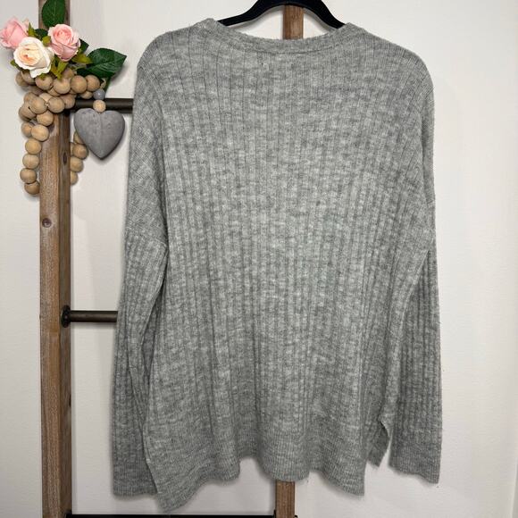Abercrombie and Fitch Gray Long Sleeve Oversized Sweater Size Small - Picture 4 of 9